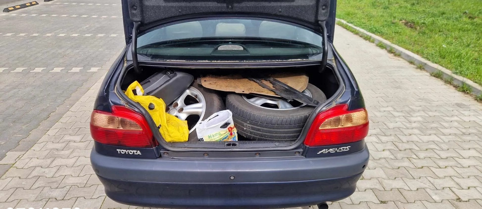 Toyota Avensis cena 3500 przebieg: 271000, rok produkcji 2001 z Gdańsk małe 67